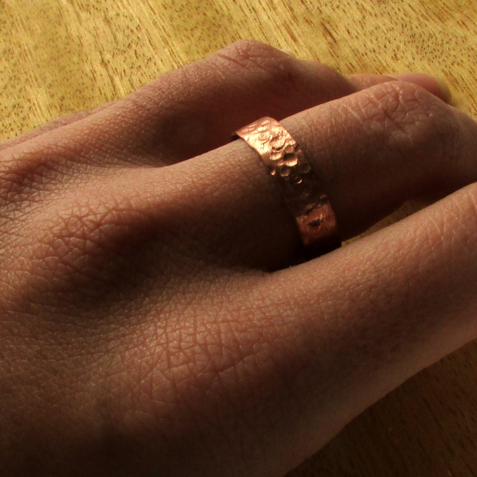 Hammered pure copper wedding band for men, Unique 7 year anniversary gift for husband, rustic ring for country style wedding, eco friendly