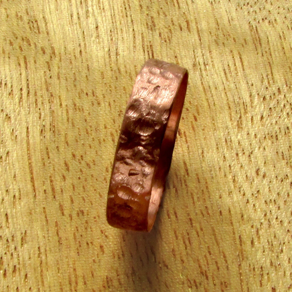 Hammered pure copper wedding band for men, Unique 7 year anniversary gift for husband, rustic ring for country style wedding, eco friendly
